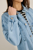 Chaqueta oversize azul clara en jean con bolsillos de parche