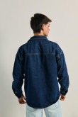 Sobrecamisa en jean azul con bolsillos y cuello trucker