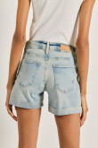 Short tiro medio en jean azul claro con doblez en bordes