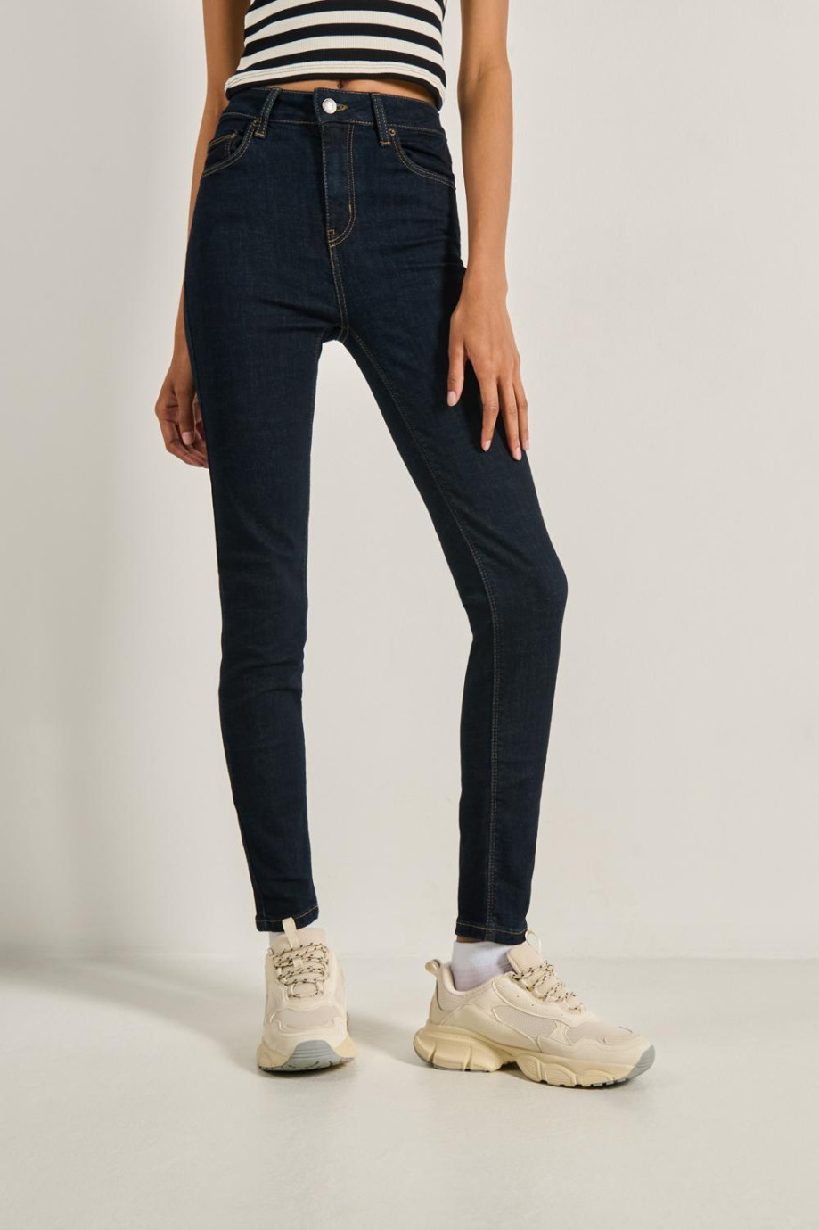 Jean jegging azul intenso con tiro súper alto y costuras