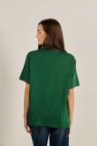Camiseta verde oscura cuello redondo con arte college