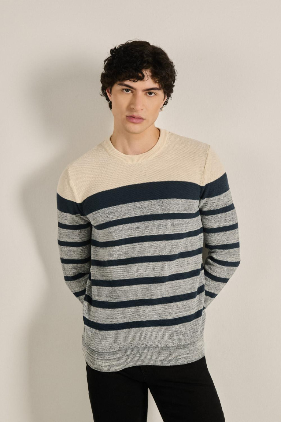 Suéter a rayas crema claro ajustado con cuello redondo