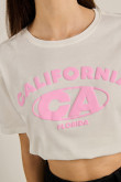 Camiseta manga corta crema clara con arte college rosado