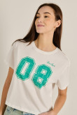 Camiseta crema clara crop top con diseño college verde