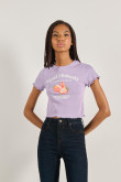 Camiseta lila clara manga corta con diseño de fresas