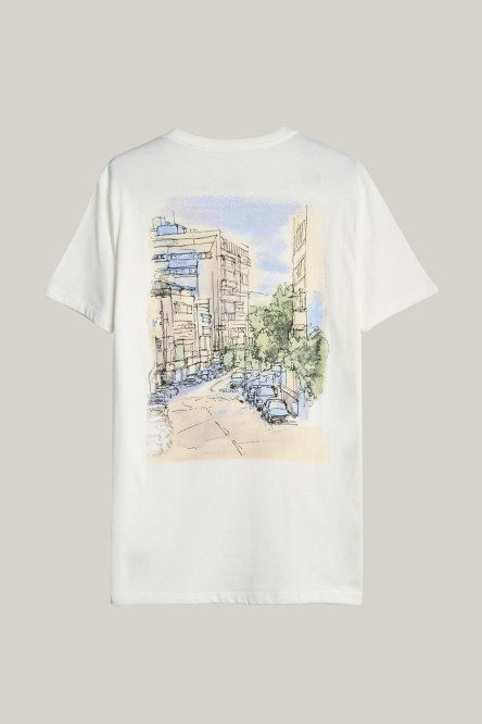 Camiseta crema con bolsillo, arte de paisaje y manga corta