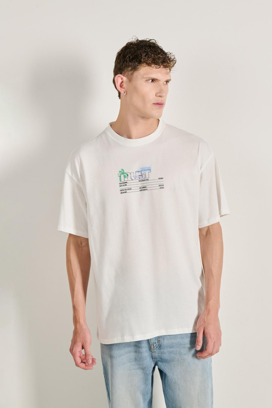 Camiseta unicolor oversize con manga corta y estampados