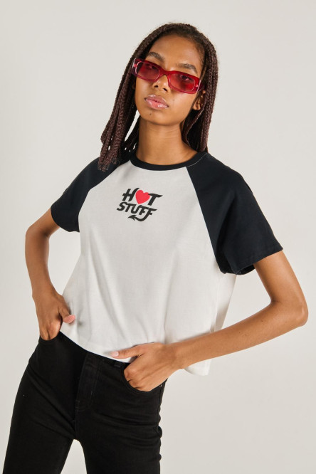 Camiseta crema manga ranglan corta con arte de Hot Stuff