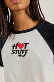 Camiseta crema manga ranglan corta con arte de Hot Stuff