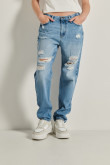 Jean boyfriend azul claro tiro alto con rotos y bota recta