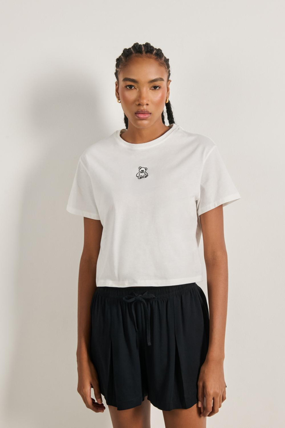 Camiseta crop top unicolor con diseño minimalista