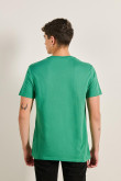 Camiseta verde con diseño college, bolsillo y manga corta