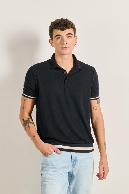 Camiseta polo azul intensa con líneas en contraste