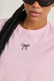 Camiseta rosada clara crop top con diseño minimalista