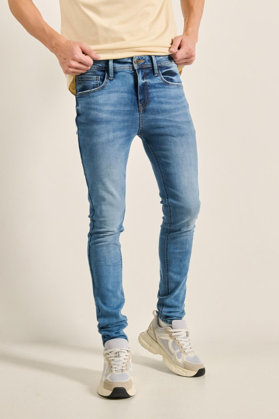 Jean azul claro súper skinny con desgastes y tiro bajo