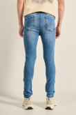 Jean azul claro súper skinny con desgastes y tiro bajo