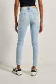 Jean tiro alto jegging azul claro ajustado con desgastes