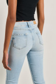 Jean tiro alto jegging azul claro ajustado con desgastes