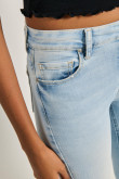 Jean tiro alto jegging azul claro ajustado con desgastes