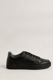 Tenis negros casuales con suelas planas y texturas