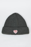 Gorro tejido gris oscuro con diseño de corazón