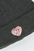 Gorro tejido gris oscuro con diseño de corazón