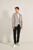 Blazer gris con bolsillos de ribete y cuello con solapas