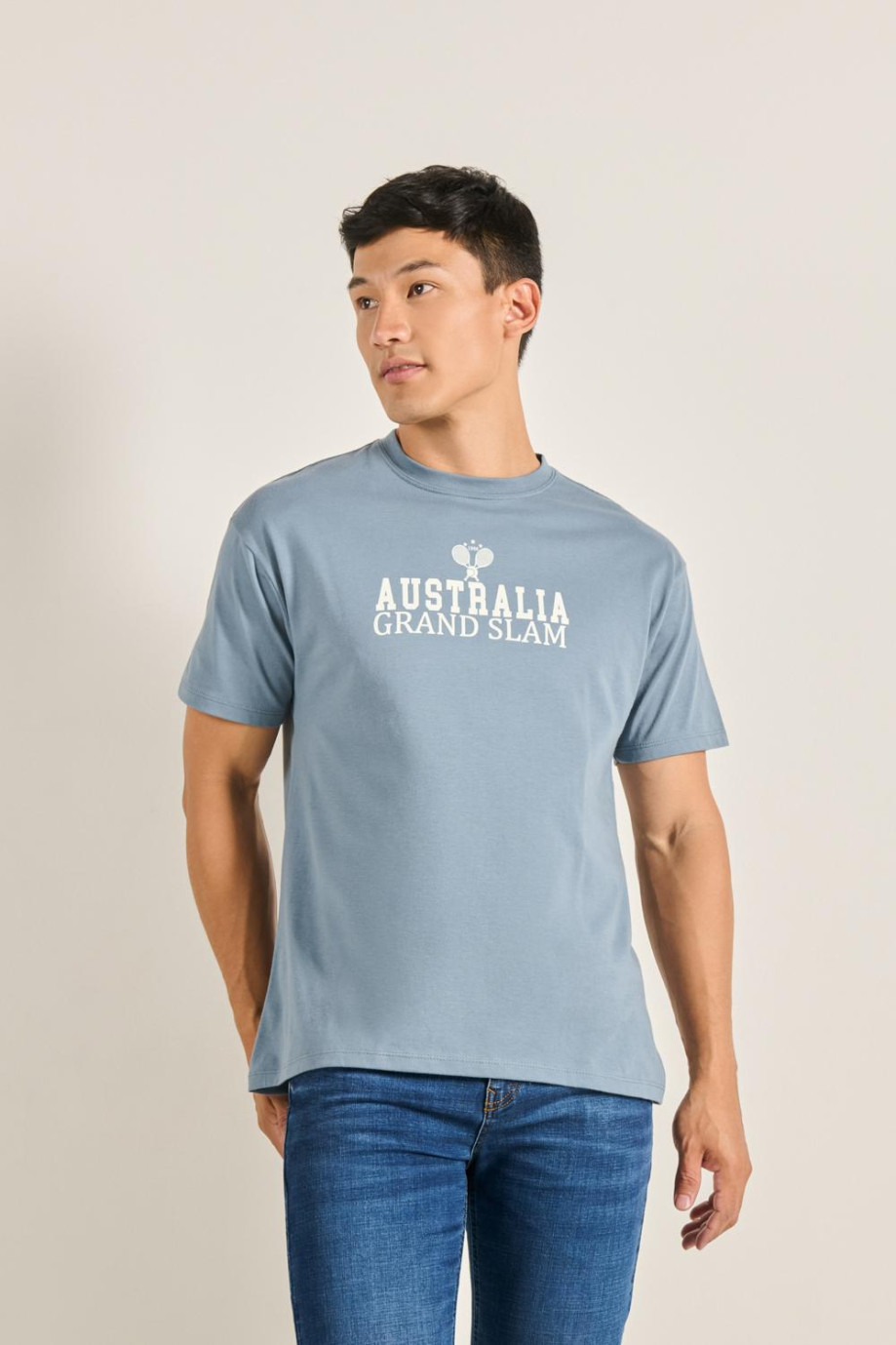 Camiseta azul con estampado college blanco y cuello redondo