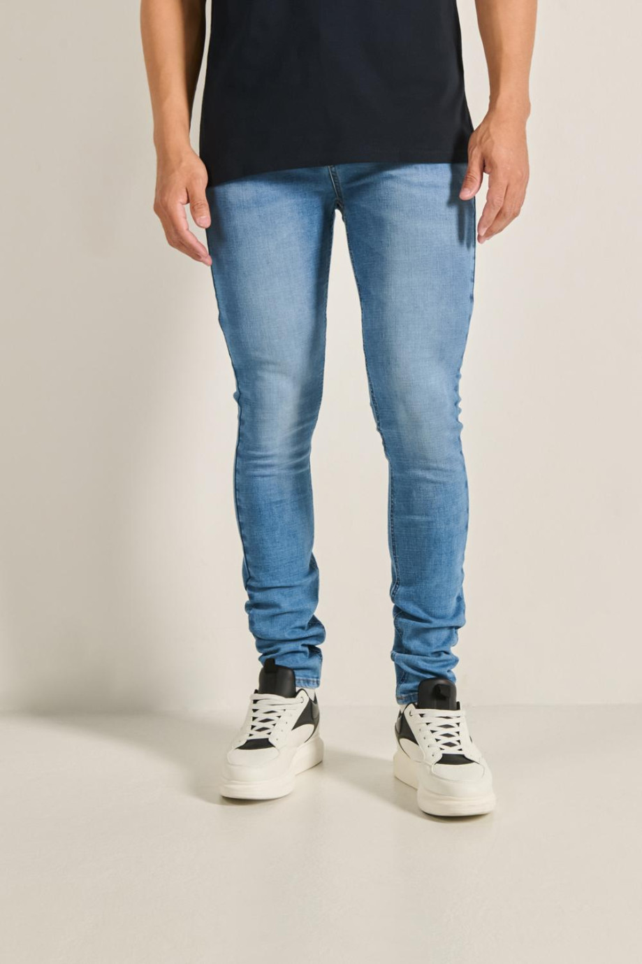 Jean súper skinny ajustado azul con desgastes y tiro bajo