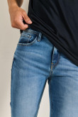 Jean súper skinny ajustado azul con desgastes y tiro bajo