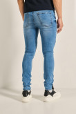 Jean súper skinny ajustado azul con desgastes y tiro bajo