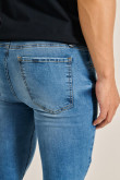 Jean súper skinny ajustado azul con desgastes y tiro bajo