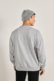 Buzo gris claro cuello redondo oversize con texto college