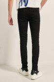 Jean negro tipo skinny con tiro bajo y rotos con parches