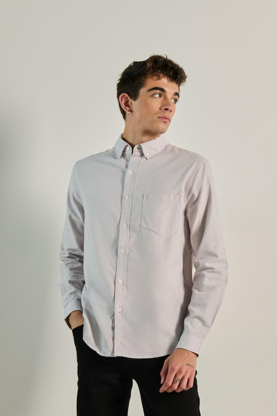 Camisa unicolor con cuello button down y manga larga