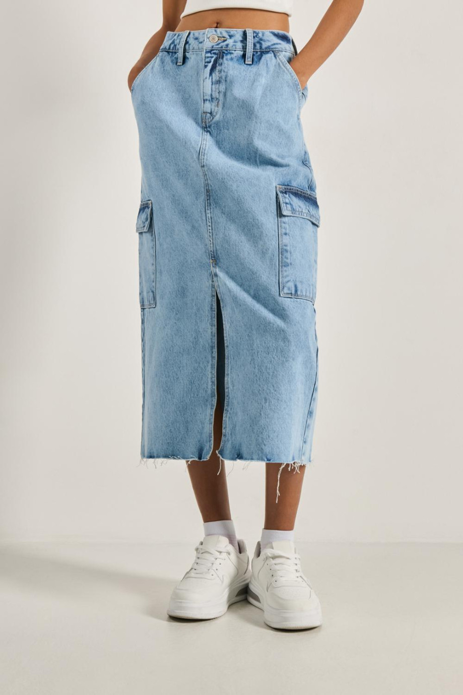 Falda cargo larga de jean azul clara con abertura en frente