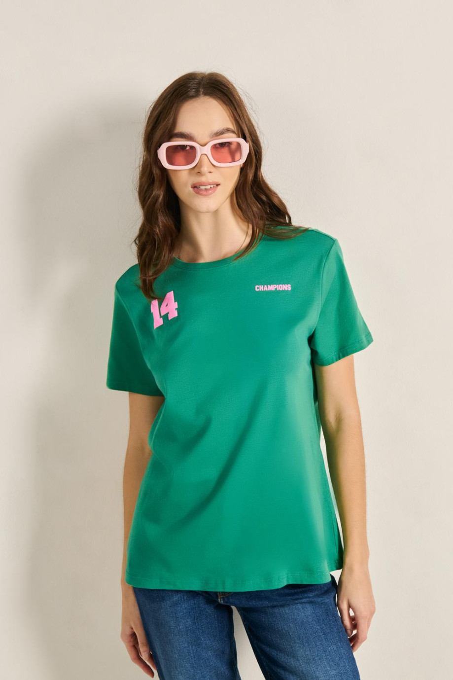 Camiseta verde intensa manga corta con diseños college