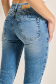 Jean para mujer, 5 bolsillos, tiro alto, pretina ancha de doble botón,  efecto push up  con lavado azul medio