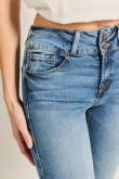 Jean para mujer, 5 bolsillos, tiro alto, pretina ancha de doble botón,  efecto push up  con lavado azul medio