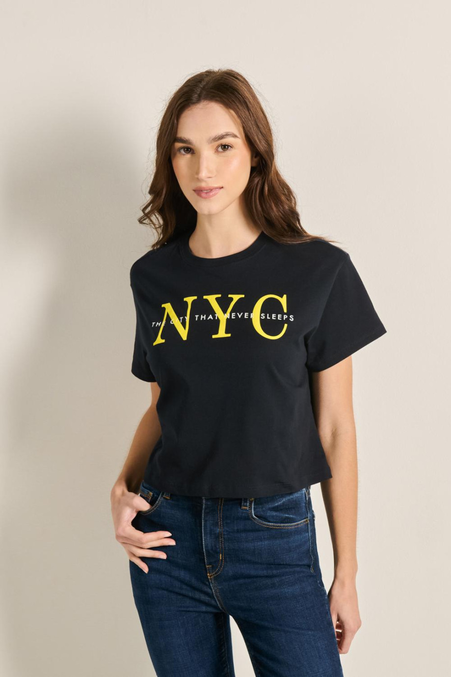 Camiseta azul intensa crop top con diseño college de NYC
