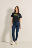 Camiseta azul intensa crop top con diseño college de NYC