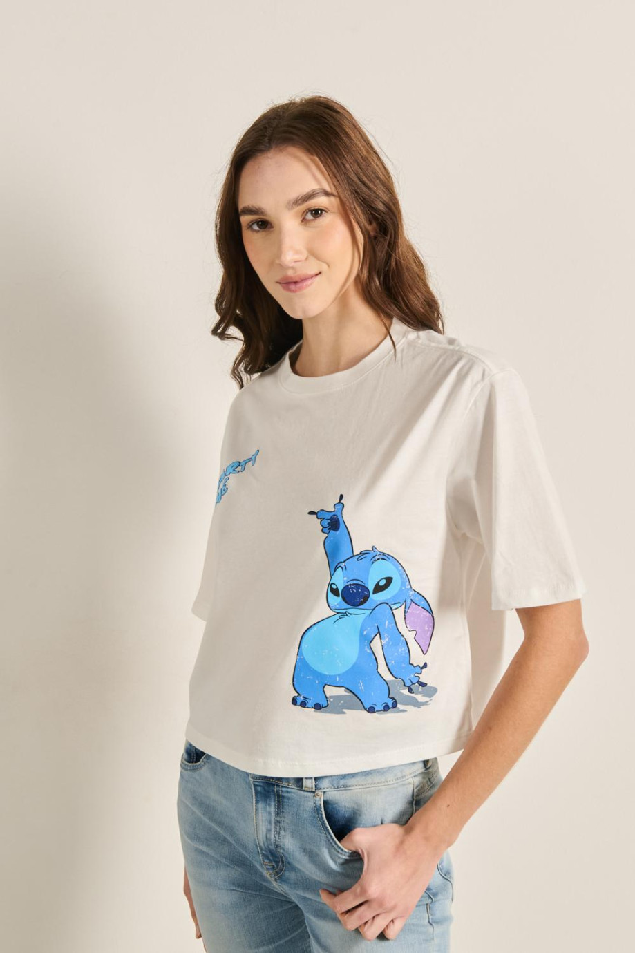 Camiseta crop top crema oversize con diseño de Stitch
