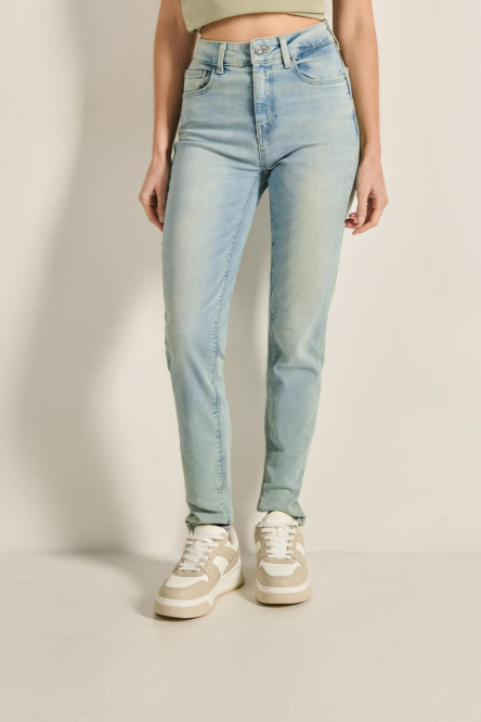 Jean jegging azul claro con desgastes y tiro súper alto