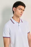 Camiseta polo unicolor con detalles tejidos y botones