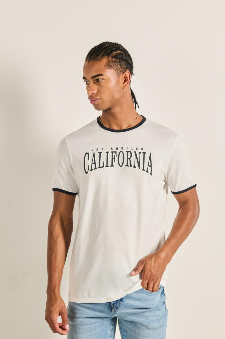 Camiseta crema manga corta con contrastes y texto college