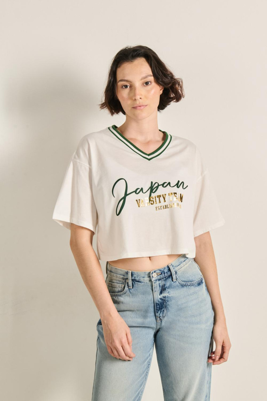 Camiseta crema oversize crop top con arte college y cuello V