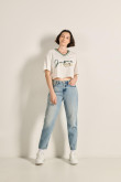 Camiseta crema oversize crop top con arte college y cuello V