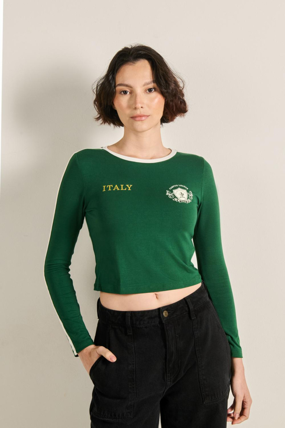 Camiseta verde oscura manga larga con diseños college