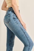 Jean jegging azul claro con tiro súper alto y desgastes