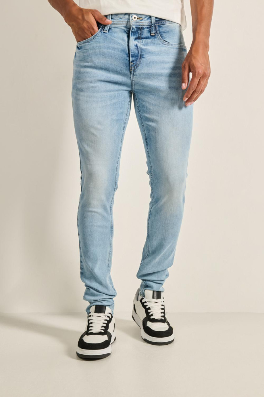 Jean súper skinny tiro bajo azul claro con desgastes